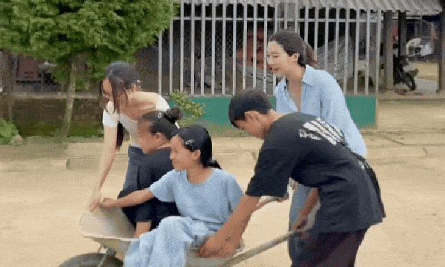 Đỗ Mỹ Linh trở lại bản Cu Vai, hình ảnh sau 10 năm gây xúc động