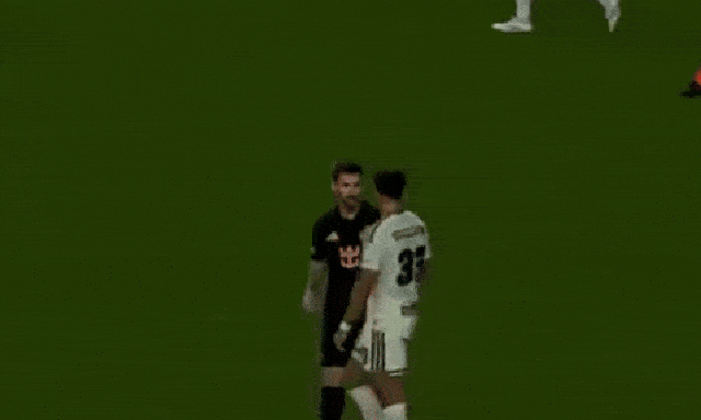 Video: Messi tát vào đầu đối thủ rồi xô xát nảy lửa, nguy cơ bị phạt nguội