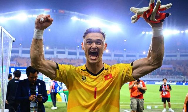 Cứu thua thành thần, thủ môn Lê Giang Patrik ẵm luôn giải Cầu thủ xuất sắc nhất trận chung kết Việt Nam 2-0 Thái Lan