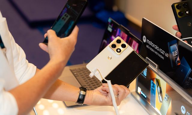 Motorola ra mắt smartphone gập dạng sách, giá 50 triệu đồng