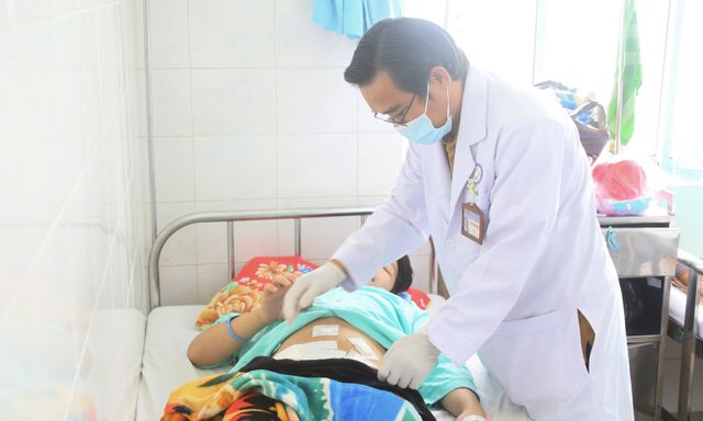 Cần Thơ: Thiếu niên 15 tuổi bị đùa giỡn xịt khí nén công nghiệp vào vùng hậu môn, các bác sĩ cấp cứu khẩn cấp