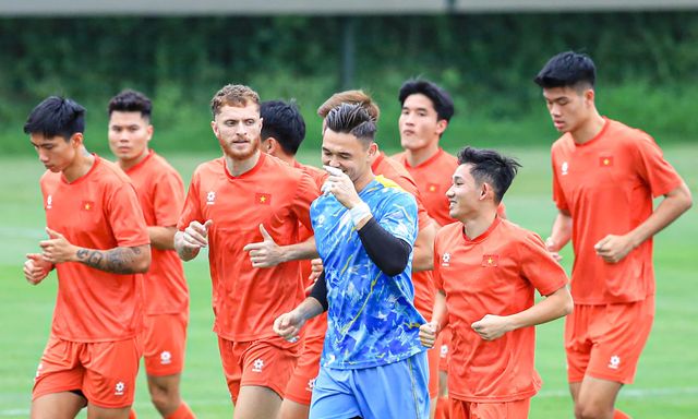 Lê Giang Patrik xuất hiện với ngón tay băng kín, tíu tít trò chuyện cùng Hai Long trong buổi tập của tuyển Việt Nam 