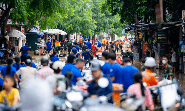 Đường phố Lạng Sơn ngổn ngang bùn đất, rác thải sau 2 ngày ngập sâu