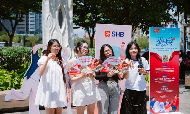 Giới trẻ hào hứng check-in, săn quà SHB ở booth Fandom Yêu Nước