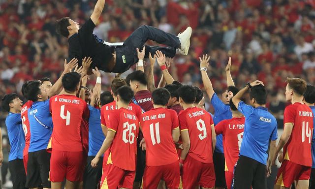 Dàn cầu thủ ĐT Việt Nam tung HLV Kim Sang-sik lên cao, cầm áo Duy Mạnh ăn mừng khi đả bại Thái Lan, lên ngôi vô địch Asean Cup 2026