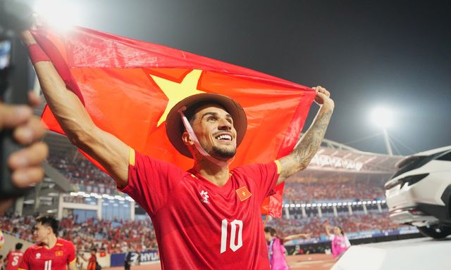 Hoàng Hên đội mũ cối, khoác cờ Việt Nam ăn mừng: 