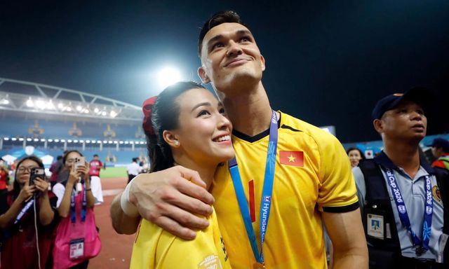 Lê Giang Patrik không nói yêu MC Hoàng Oanh nhưng mọi hành động đều là yêu trước hàng ngàn người ở sân Mỹ Đình