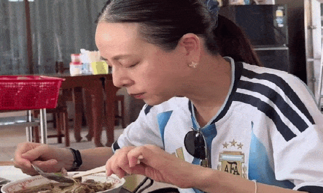 Cách dùng đũa kỳ lạ của Madam Pang