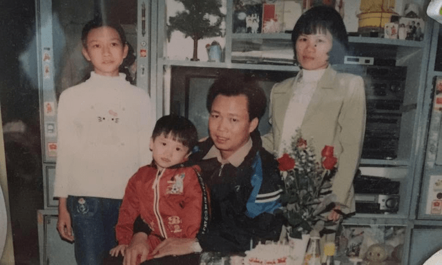 Cậu bé quê Hải Phòng bẽn lẽn ngồi trong tay bố, 20 năm sau thành “nhà vua” không ngai của bóng đá Đông Nam Á
