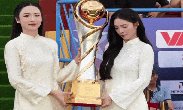 2 mỹ nhân rước cúp đang lên viral: Á hậu được đẩy thuyền với Đình Bắc bị “tóm” ánh mắt liếc ngang