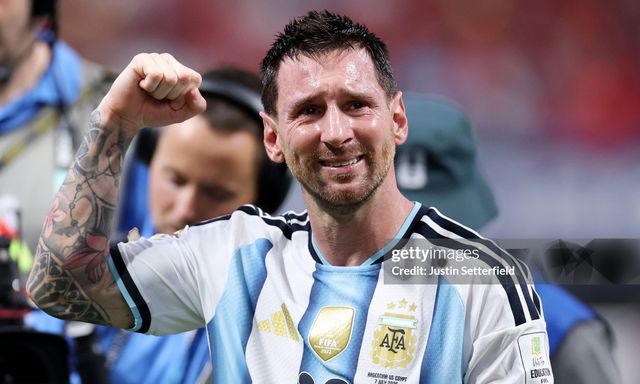 Messi được vinh danh 