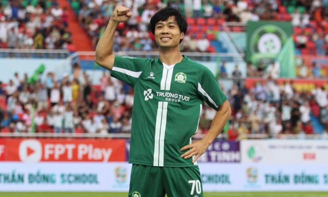 Công Phượng đang làm gì?
