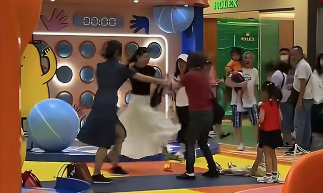Trung Quốc: 2 đứa trẻ 5 tuổi tranh một quả bóng, 3 người lớn bị cảnh sát đưa về đồn