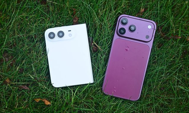Mô hình iPhone 18 Pro Max đỏ cherry và iPhone Ultra trắng