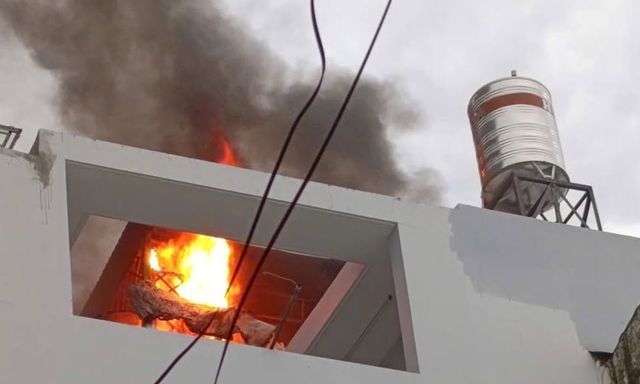 Cháy nhà 5 tầng ở TP.HCM, lửa bùng lên dữ dội
