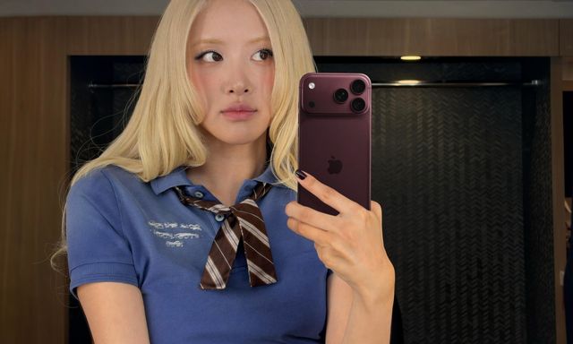 Cả thế giới ganh tị, Rosé là người đầu tiên selfie bằng iPhone 18 Pro