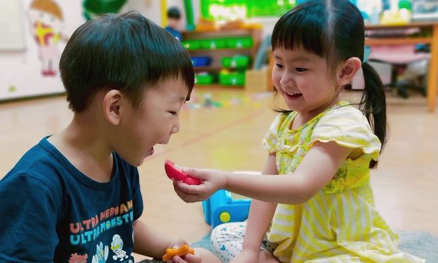 Giáo viên mầm non tiết lộ: Những đứa trẻ được bạn bè yêu quý ở trường thường có 5 điểm chung