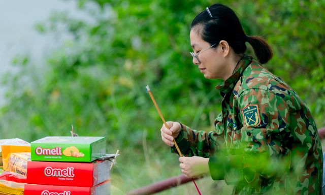 Xót xa hình ảnh người vợ khóc nghẹn bên bờ sông, gọi tên chồng trong vô vọng sau khi Thiếu tá lao xuống cứu người