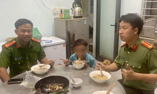 Nhớ mẹ đi làm thuê, bé trai 13 tuổi ở Quảng Ngãi đi bộ hơn 100km để gặp mẹ