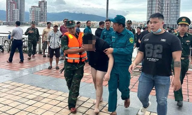 Đang tập lái ca nô trên sông Hàn, bộ đội kịp cứu nam thanh niên gặp nạn