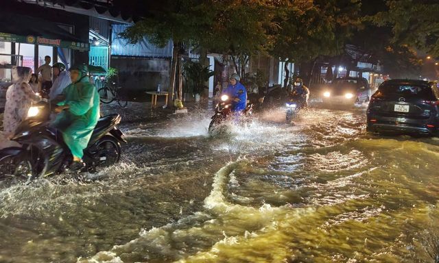 Mưa lớn ở Đà Nẵng gây ngập cục bộ một số tuyến đường, nhiều người bì bõm dắt xe