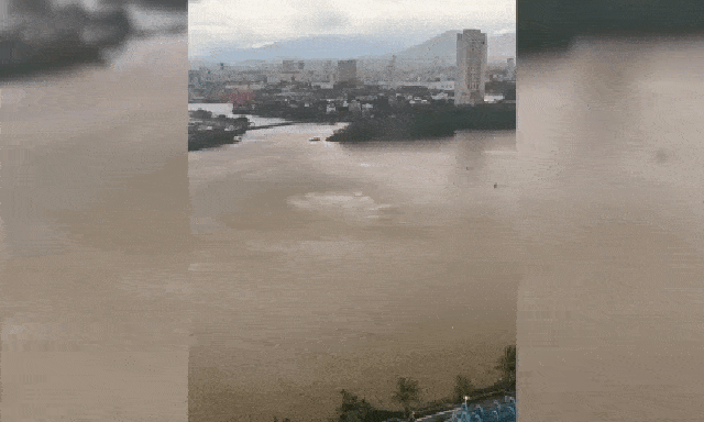 Clip gió mạnh cuốn bay nhà phao, xô đổ trụ điện, 