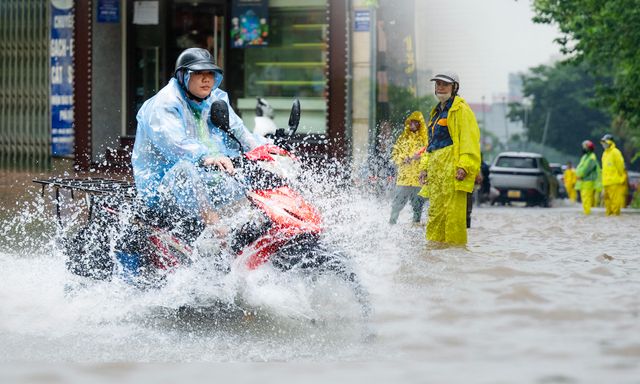Toàn cảnh Hà Nội sau đêm mưa lớn kéo dài: Đường ngập, giao thông ùn ứ, lực lượng thoát nước được bố trí ứng trực