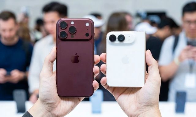 Tặng “táo” kiểu này ai mà chẳng thích: iPhone 18 Pro Max đỏ quá sang, “táo gập” Duo lại xịn khỏi bàn!