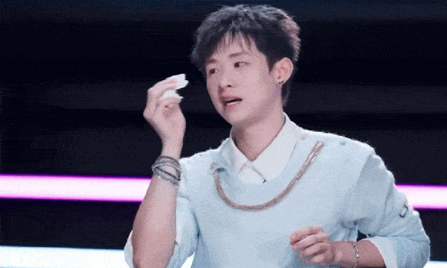 Nam ca sĩ Việt bật khóc khi bị chê nhạc dở