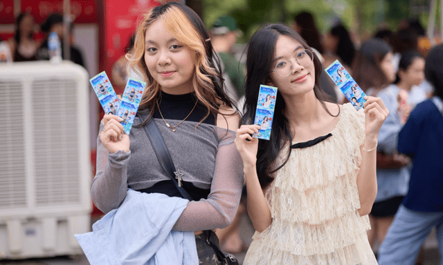 Cảnh tượng đặc biệt ghi nhận tại quảng trường Đông Kinh Nghĩa Thục hôm nay!