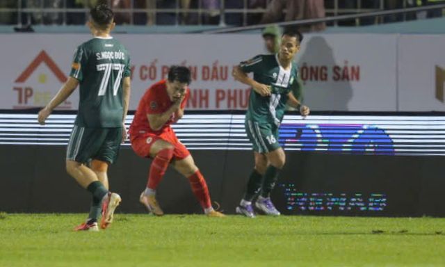 Va chạm ở V.League: Đình Bắc bị cựu sao HAGL giật cùi chỏ 