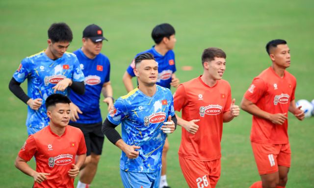 Lê Giang Patrik gây chú ý với mái tóc vuốt ngược bảnh bao trong buổi tập của ĐT Việt Nam