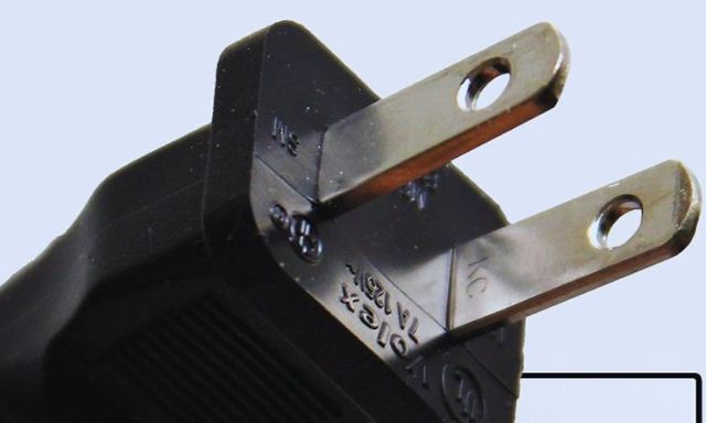 90% người dùng đồ điện không biết công dụng của 2 chiếc lỗ nhỏ trên phích cắm dẹt