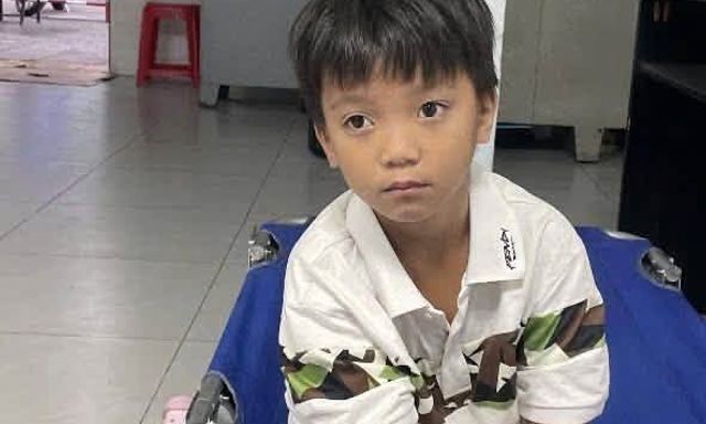 Tìm người thân cho bé trai 5 tuổi bị lạc gia đình ở TP.HCM