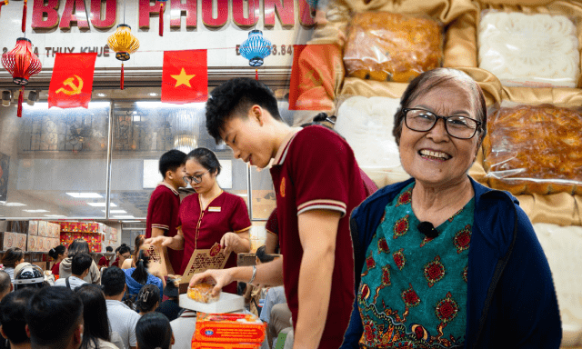 Chờ 1 tiếng mua bánh Trung thu Bảo Phương, bà cụ lại quay về xếp hàng tiếp vì “sáng mua 10 hộp vẫn thiếu”