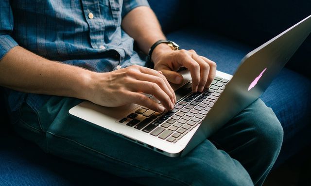 Lời khuyên cho những người hay có thói quen đặt laptop lên đùi