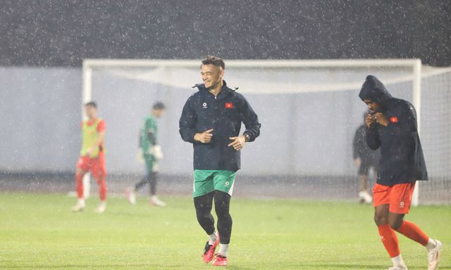Lê Giang Patrik cười tươi rói, tuyển Việt Nam đội mưa tập luyện chuẩn bị đấu Thái Lan 