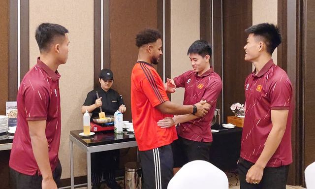 Xuân Son nghẹn ngào chia tay tuyển Việt Nam về nước điều trị chấn thương 