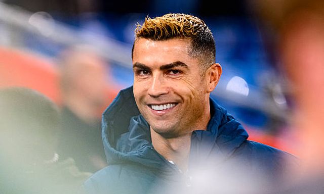 Tin được không, Ronaldo lần đầu dự bị 90 phút sau 18 năm