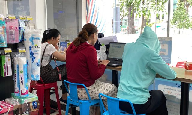 Ngồi cả buổi tối với một chai nước, vì sao cửa hàng tiện lợi chẳng nhắc bạn câu nào?