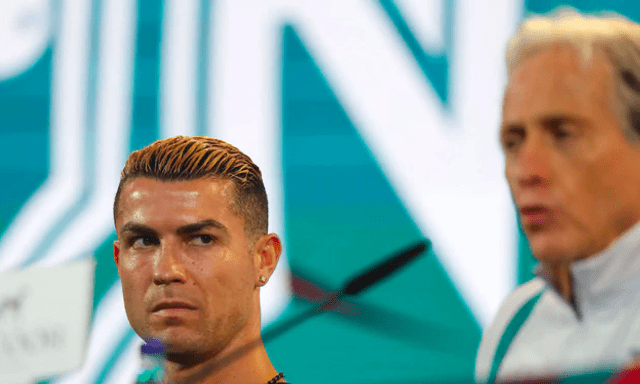 HLV Jorge Jesus từng gọi điện nài nỉ Ronaldo ở lại tuyển Bồ Đào Nha nhưng cuối cùng lại không dùng CR7 phút nào