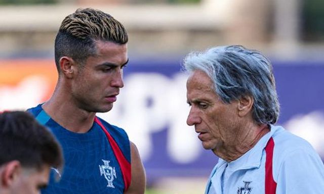 HLV Jorge Jesus gắt gỏng sau lùm xùm với Ronaldo: 