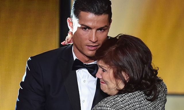 Ronaldo có 41 tuổi, là siêu sao thế giới vẫn khiến mẹ rơi nước mắt