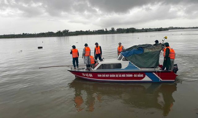 Nghe tiếng sét đánh, người vợ quay lại thấy chồng rơi xuống sông mất tích