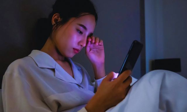 Lời khuyên cho người hay dùng điện thoại trước khi ngủ