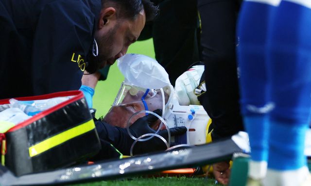 Thủ môn Martinez bất tỉnh, rời sân bằng cáng và phải thở oxy trong trận đấu của Chelsea 