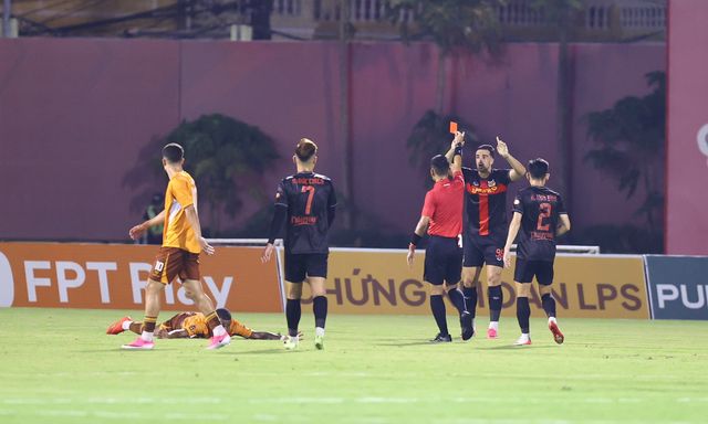 Hoàng Đức rực sáng, Ninh Bình FC thắng HAGL 4-3 trong trận đấu có 2 thẻ đỏ