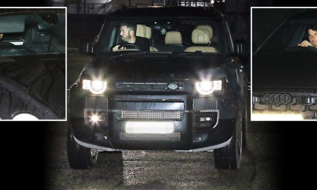 Papparazzi tóm cảnh Carrick và Bruno Fernandes ủ rũ về nhà sau thảm bại của MU 