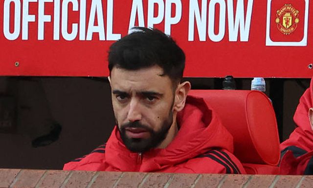 Bruno Fernandes bị CĐV trút giận sau trận thua thảm của MU 