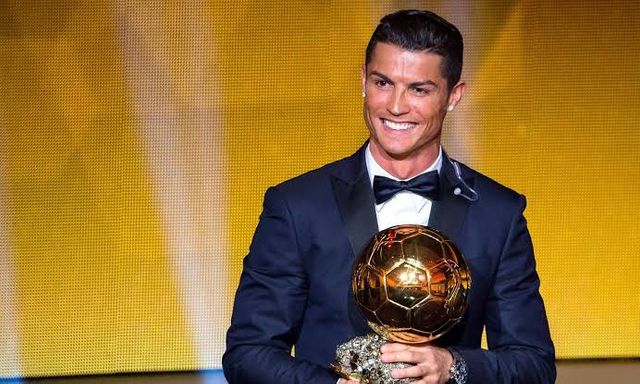 Ronaldo vượt Messi thắng giải Quả bóng Vàng vĩ đại nhất lịch sử